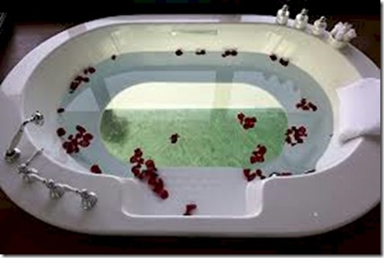 Anantara Kihavah glass bottom bath tub