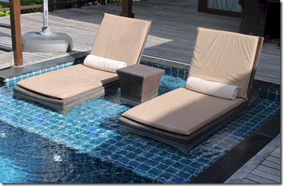 Shangri-La Villingili - in pool loungers